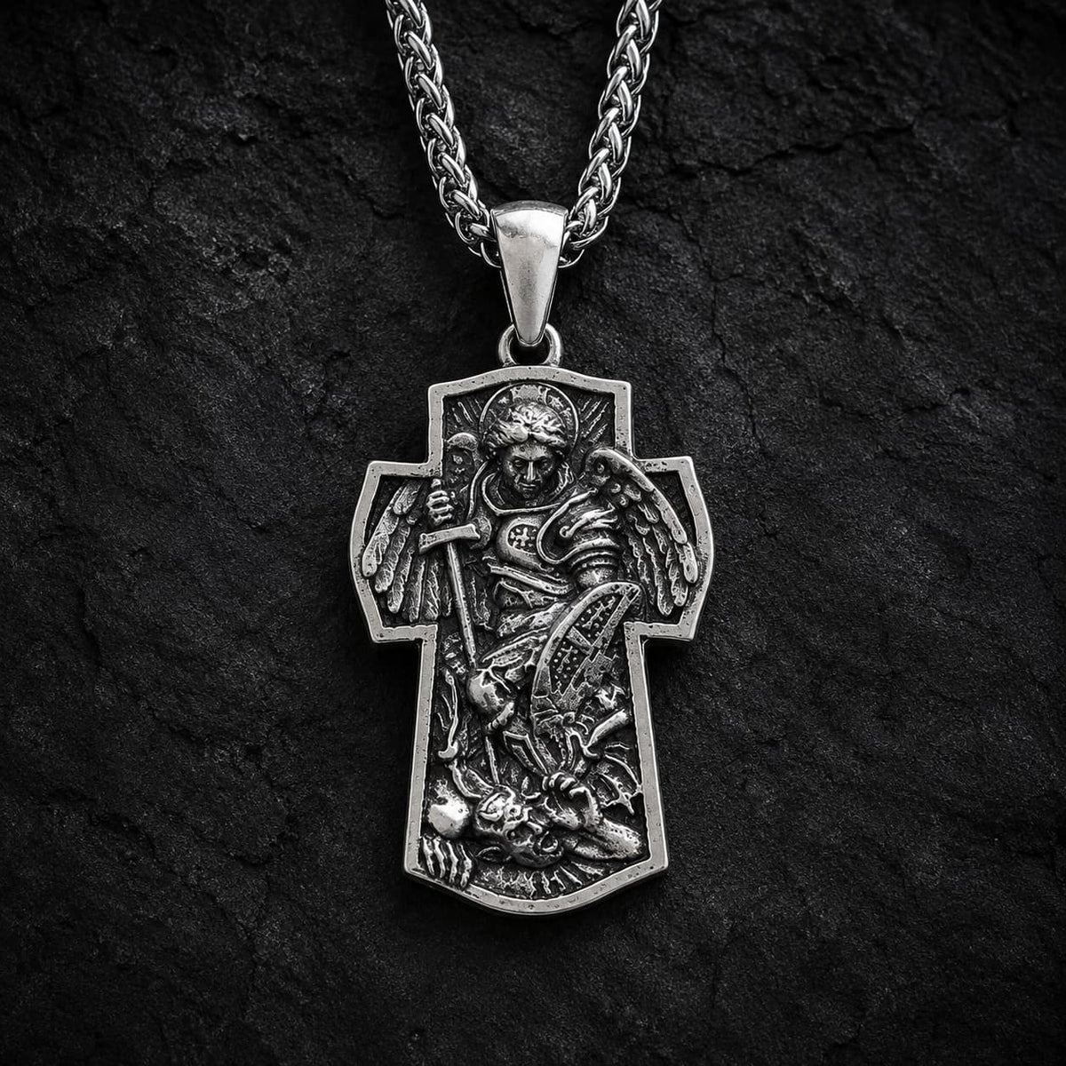 Collier Croix de l’Archange en alliage de zinc avec pendentif Saint Michel sur fond anthracite