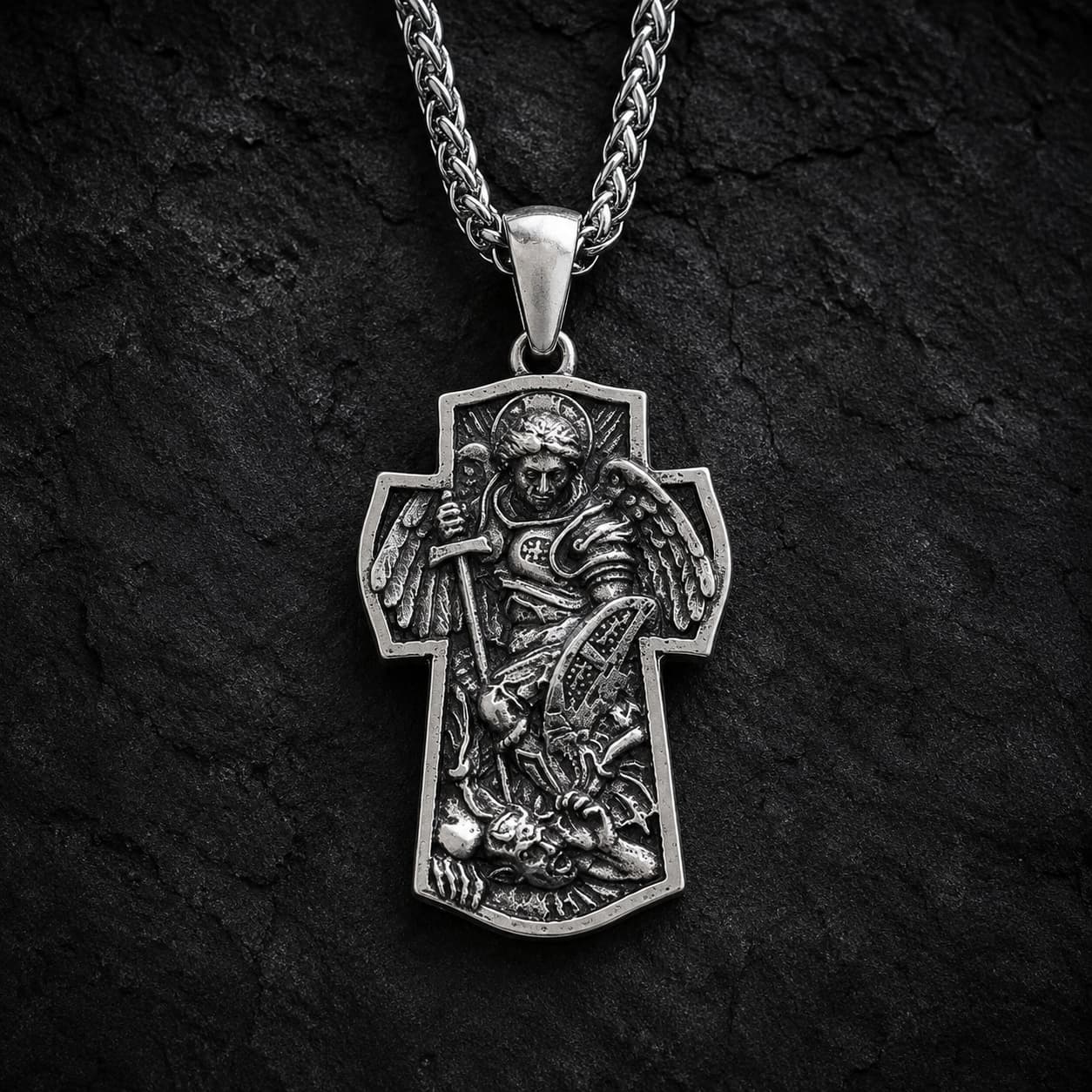 Collier Croix de l’Archange en alliage de zinc avec pendentif Saint Michel sur fond anthracite