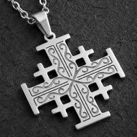 Gros plan du motif du Collier Croix de l'Ordre de Jérusalem en acier inoxydable premium sur fond sombre anthracite.