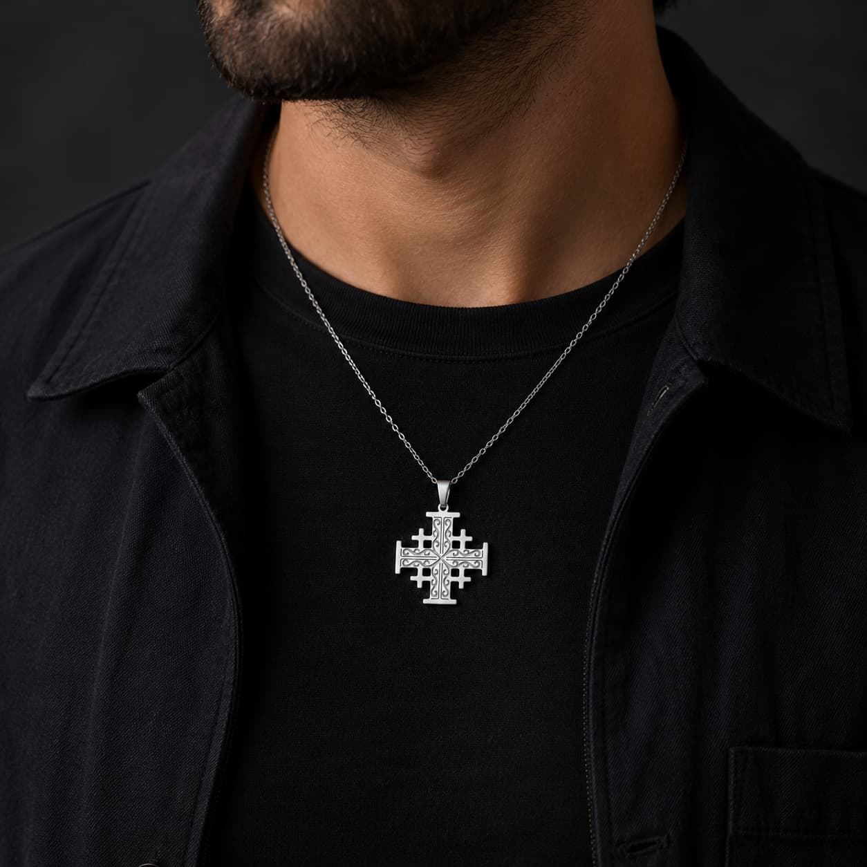 Collier Croix de l'Ordre de Jérusalem en acier inoxydable premium porté par un homme en tenue noire.