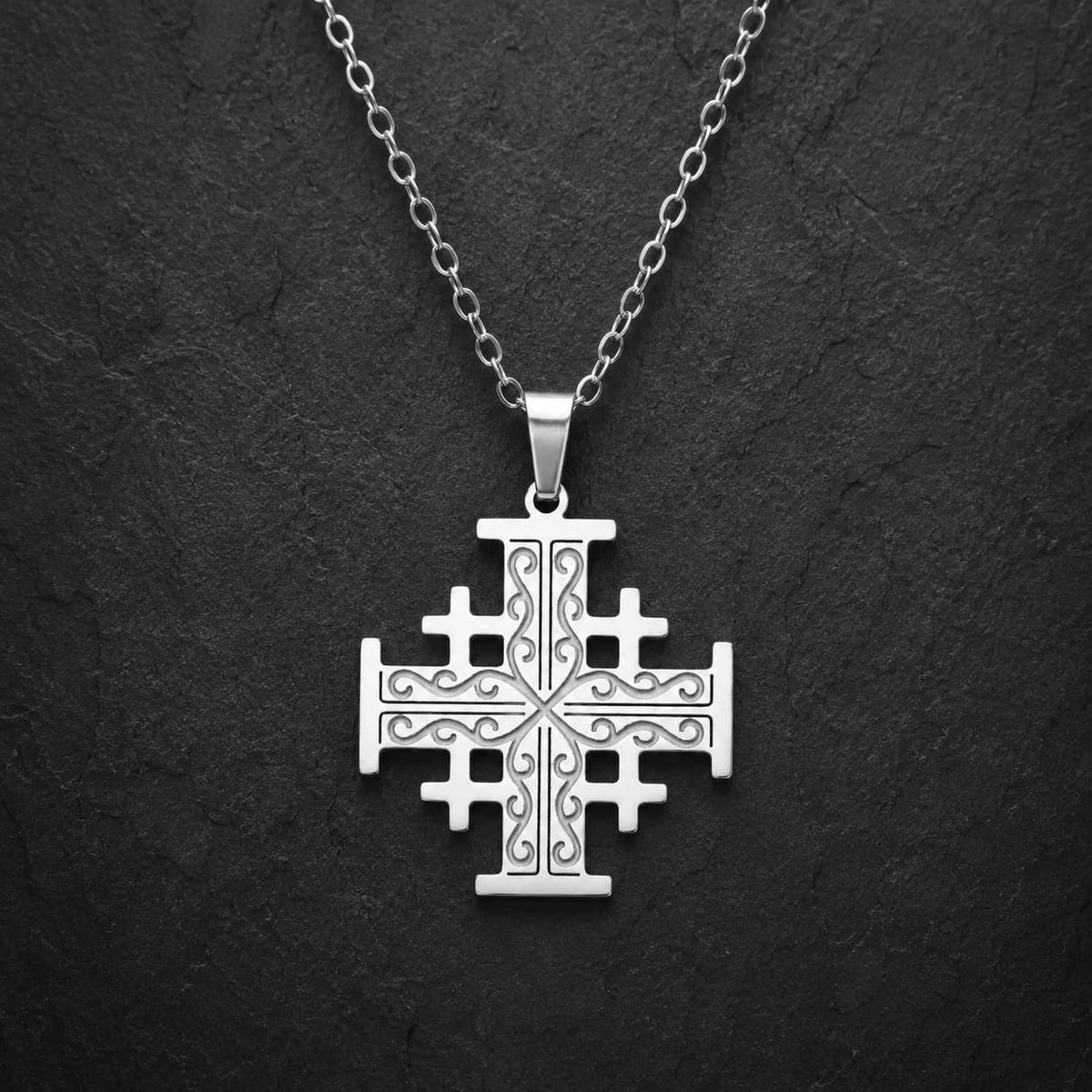Collier Croix de l'Ordre de Jérusalem en acier inoxydable premium argenté sur fond anthracite texturé.