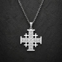 Collier Croix de l'Ordre de Jérusalem en acier inoxydable premium argenté sur fond anthracite texturé.