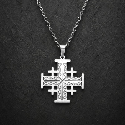 Collier Croix de l'Ordre de Jérusalem en acier inoxydable premium argenté sur fond anthracite texturé.