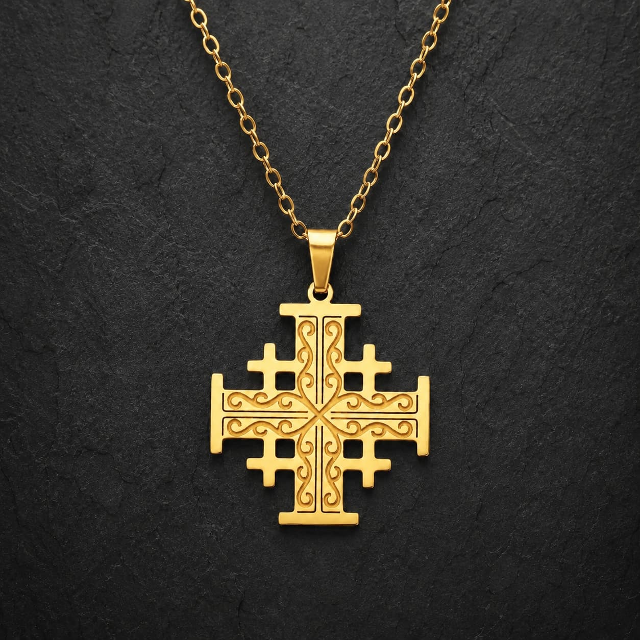 Collier Croix de l’Ordre de Jérusalem en acier inoxydable doré présenté sur un fond anthracite texturé.