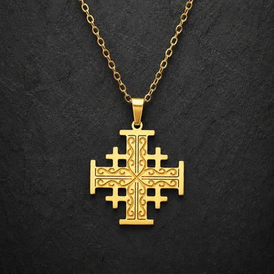 Collier Croix de l’Ordre de Jérusalem en acier inoxydable doré présenté sur un fond anthracite texturé.