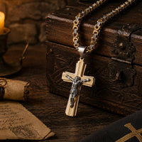 Collier Croix du Christ en acier inoxydable présenté dans une ambiance médiévale avec bois ancien et parchemin.