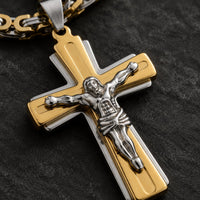 Gros plan du Collier Croix du Christ en acier inoxydable avec Christ argenté sur croix dorée.