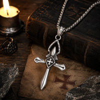Collier Croix du Templier en acier inoxydable dans une ambiance médiévale premium avec bois, pierre et parchemin