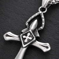 Gros plan du Collier Croix du Templier en acier inoxydable sur fond anthracite sombre