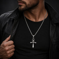 Homme portant le Collier Croix du Templier en acier inoxydable avec tenue noire et veste sombre