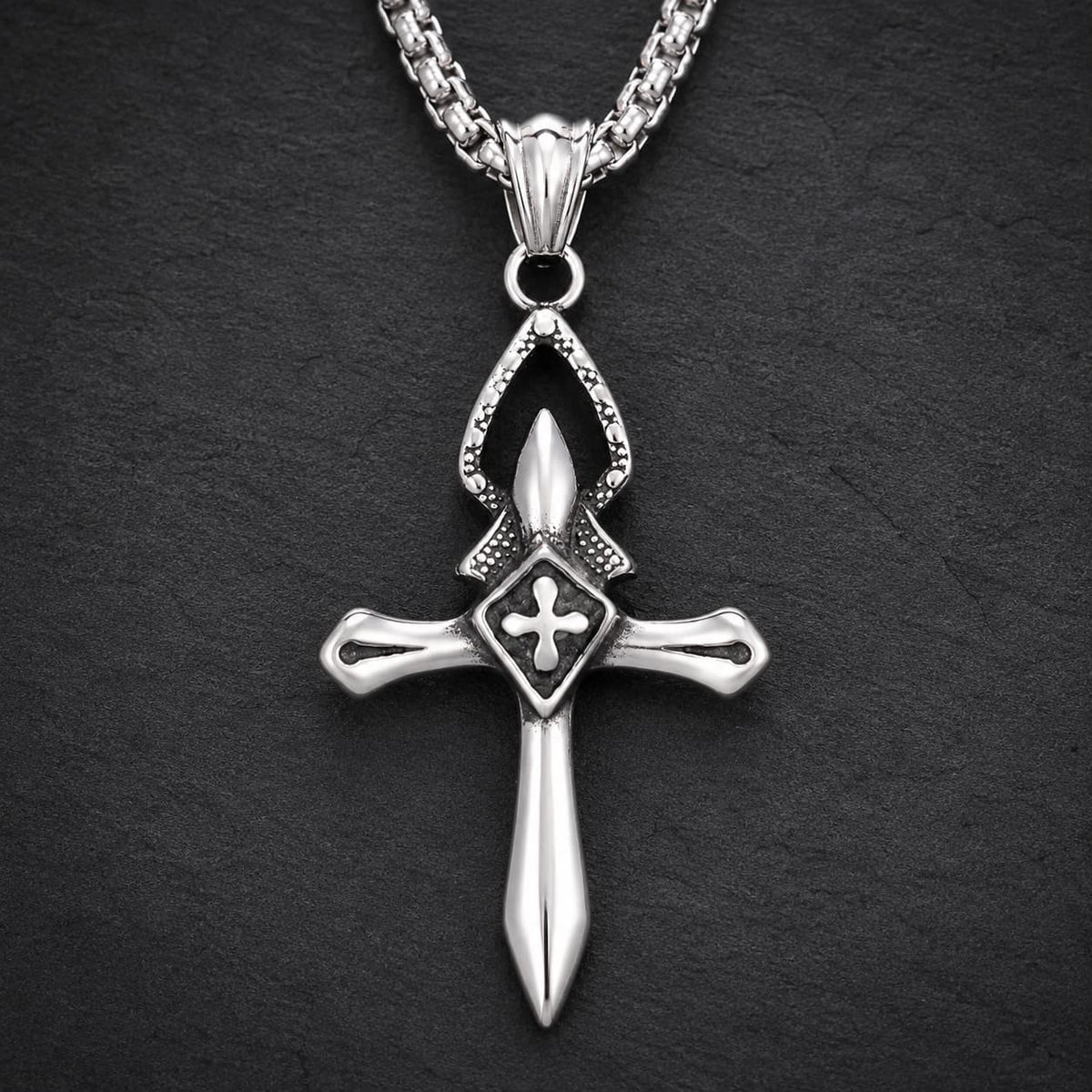 Collier Croix du Templier en acier inoxydable sur fond anthracite texturé