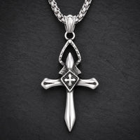 Collier Croix du Templier en acier inoxydable sur fond anthracite texturé