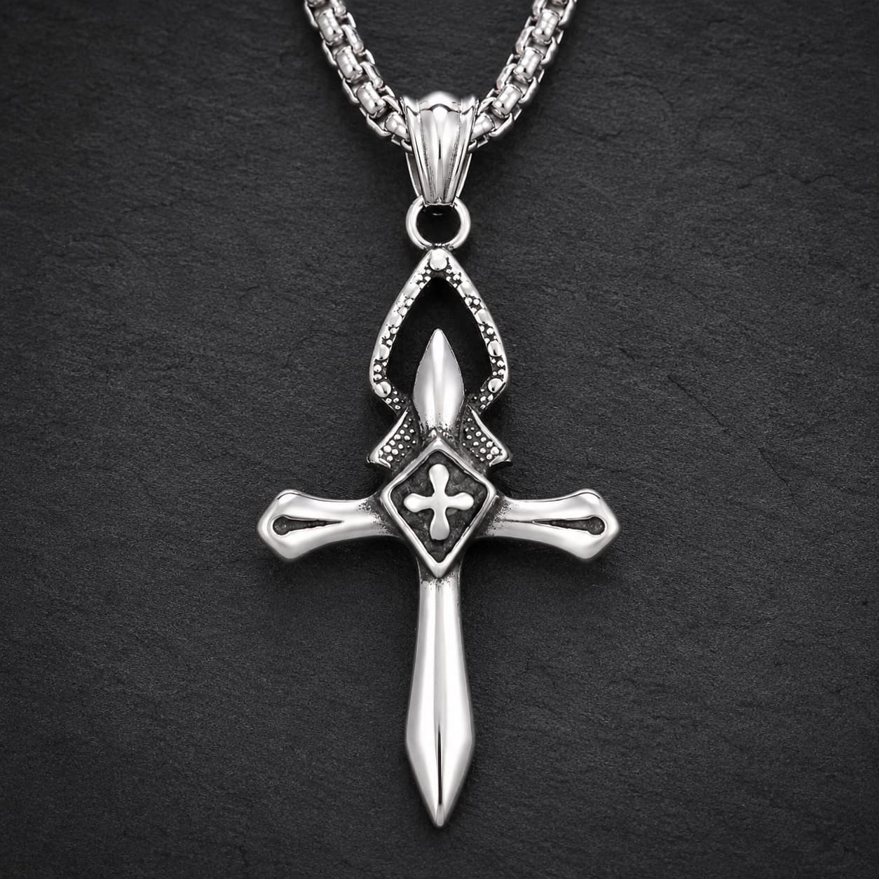 Collier Croix du Templier en acier inoxydable sur fond anthracite texturé