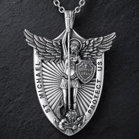 Gros plan du pendentif Saint Michel du Collier de l’Archange Souverain en argent 925 sterling