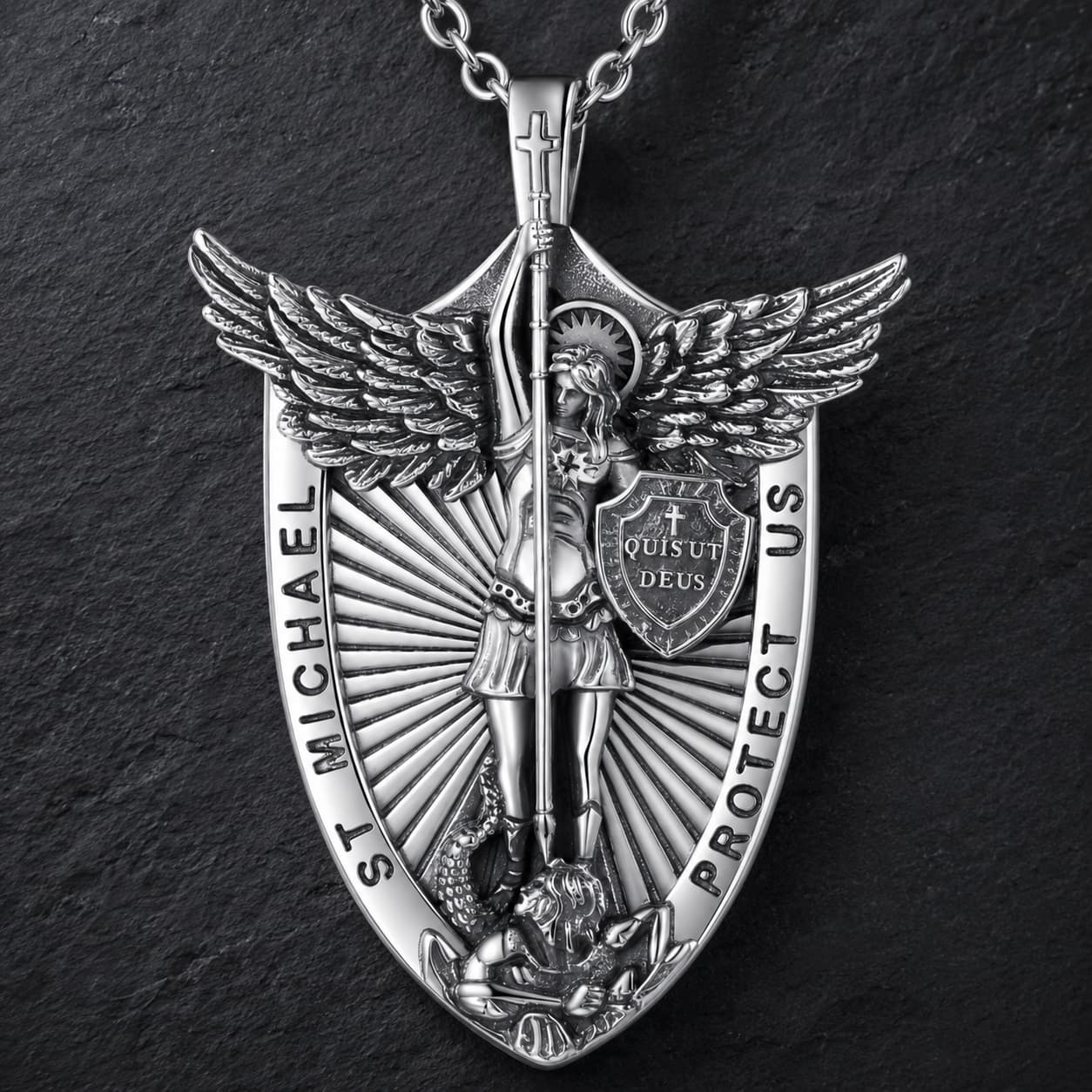 Gros plan du pendentif Saint Michel du Collier de l’Archange Souverain en argent 925 sterling