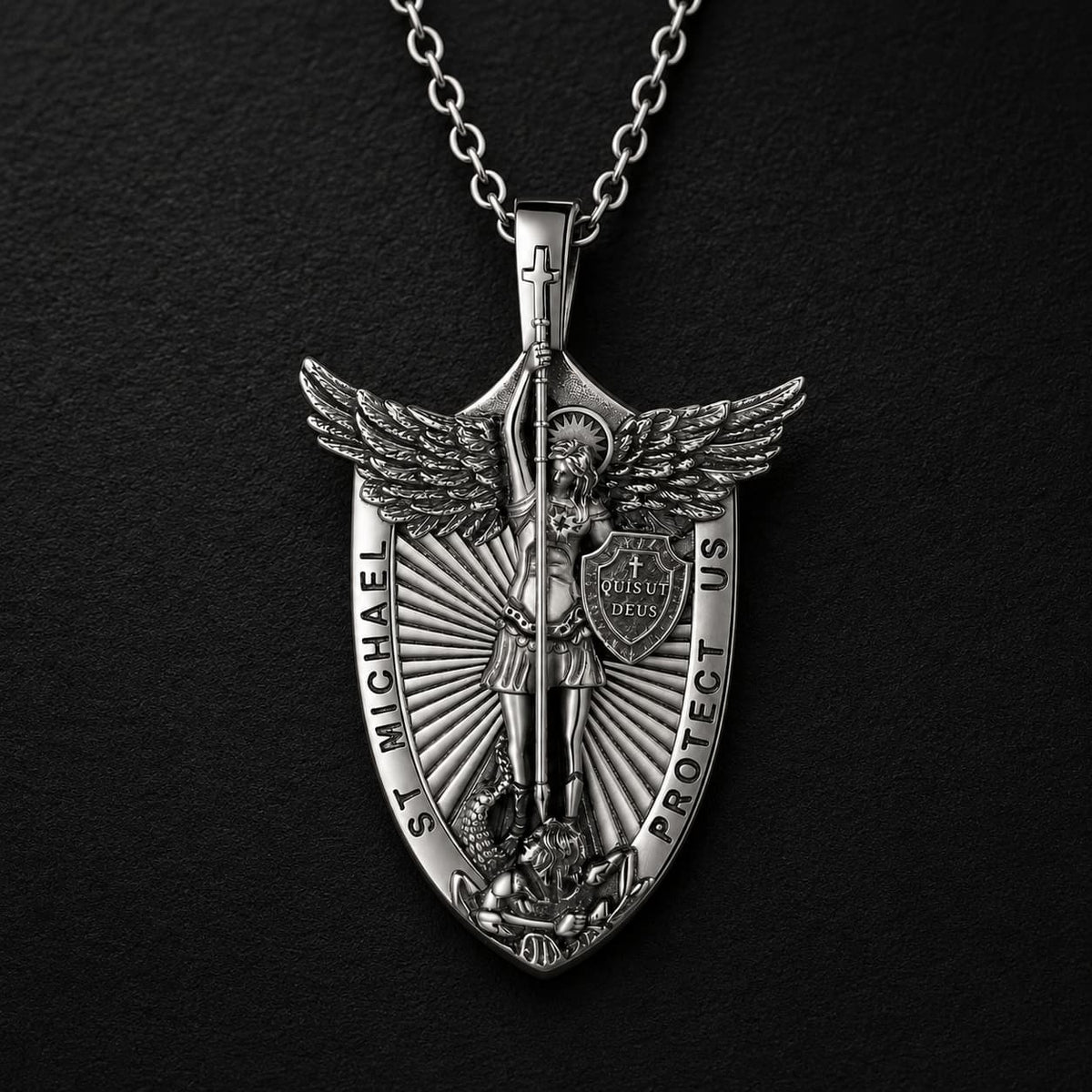 Collier de l’Archange Souverain en argent 925 sterling avec pendentif Saint Michel sur fond anthracite texturé