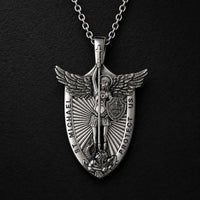 Collier de l’Archange Souverain en argent 925 sterling avec pendentif Saint Michel sur fond anthracite texturé