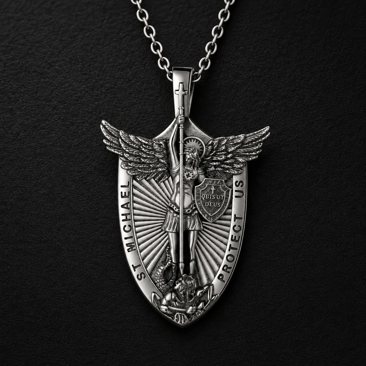 Collier de l’Archange Souverain en argent 925 sterling avec pendentif Saint Michel sur fond anthracite texturé