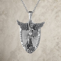 Collier de l’Archange Souverain en argent 925 sterling avec pendentif Saint Michel sur fond pierre médiévale claire