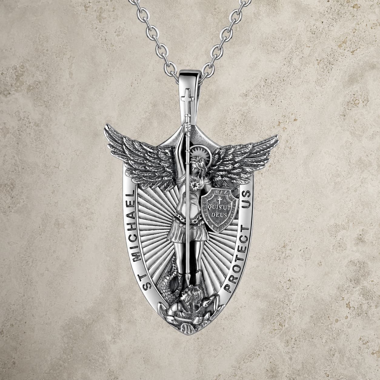 Collier de l’Archange Souverain en argent 925 sterling avec pendentif Saint Michel sur fond pierre médiévale claire
