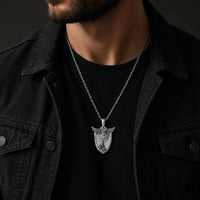Collier de l’Archange Souverain en argent 925 sterling porté par un homme avec tenue noire et veste sombre