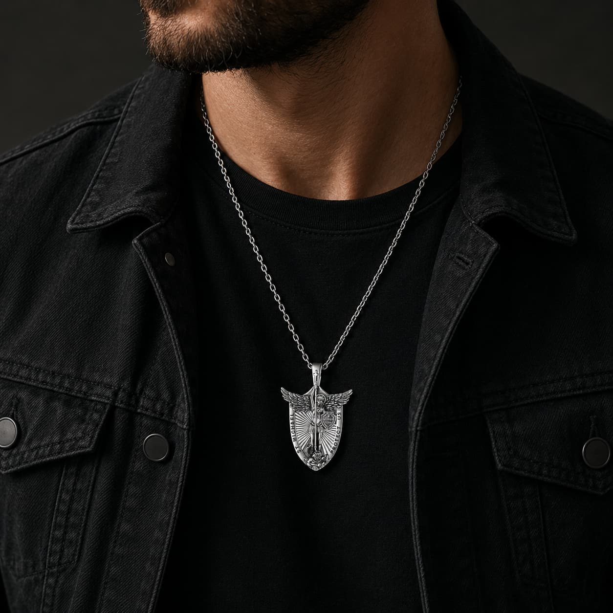 Collier de l’Archange Souverain en argent 925 sterling porté par un homme avec tenue noire et veste sombre