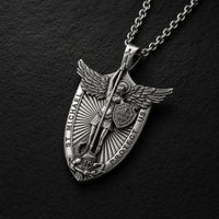 Vue angle du Collier de l’Archange Souverain en argent 925 sterling avec pendentif Saint Michel détaillé