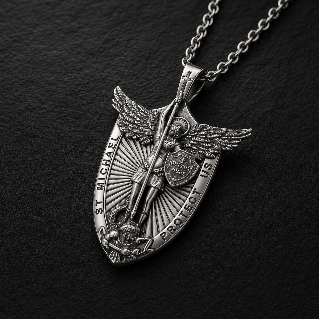 Vue angle du Collier de l’Archange Souverain en argent 925 sterling avec pendentif Saint Michel détaillé