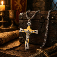 Collier de l’Ascension du Croisé en acier inoxydable doré et argenté dans un décor médiéval premium avec bois ancien, parchemin et lumière chaude