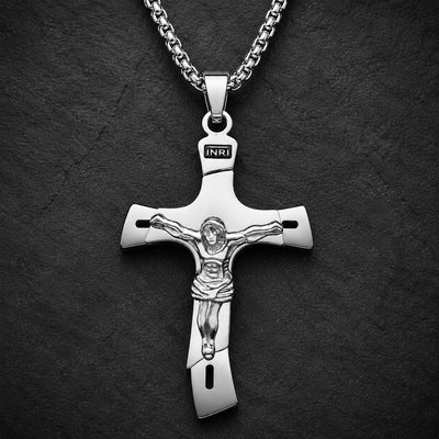 Collier de l’Ascension du Croisé en acier inoxydable argenté avec pendentif crucifix sur ardoise sombre