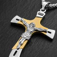 Gros plan du Collier de l’Ascension du Croisé en acier inoxydable avec pendentif crucifix, Christ en relief et inscription INRI