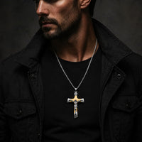Collier de l’Ascension du Croisé en acier inoxydable doré et argenté porté par un homme en tenue noire avec pendentif crucifix visible