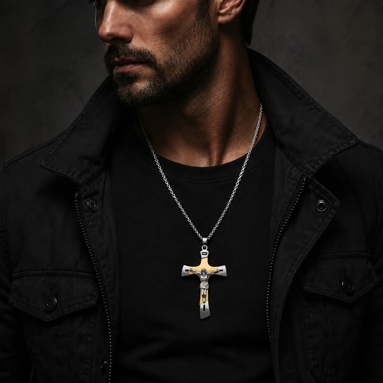 Collier de l’Ascension du Croisé en acier inoxydable doré et argenté porté par un homme en tenue noire avec pendentif crucifix visible