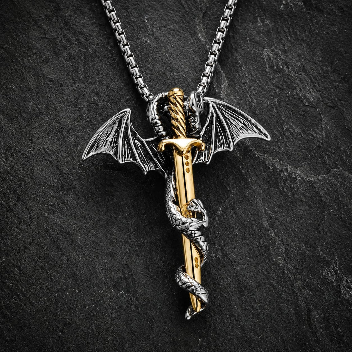Collier de l’Épée du Croisé en acier inoxydable premium et titane sur fond anthracite sombre