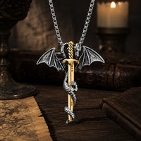 Collier de l’Épée du Croisé en acier inoxydable et titane dans une ambiance médiévale premium