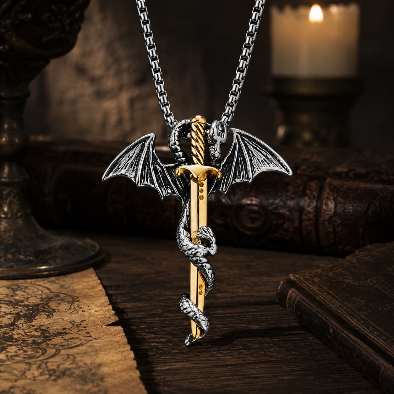 Collier de l’Épée du Croisé en acier inoxydable et titane dans une ambiance médiévale premium