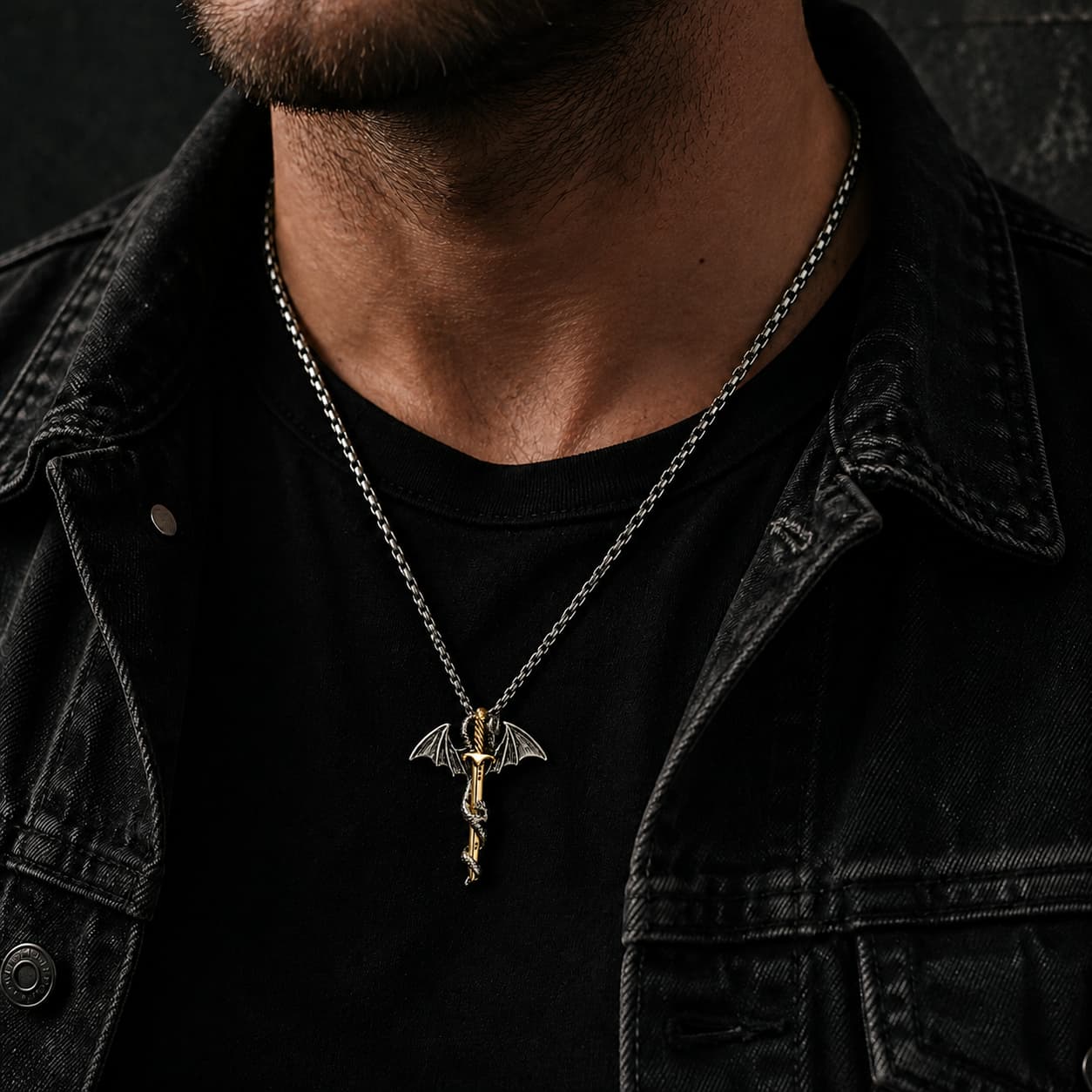 Collier de l’Épée du Croisé porté par un homme avec tenue noire et veste sombre