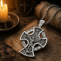 Collier de l’Archange Gardien en argent 925 sterling dans une ambiance médiévale avec parchemin et lumière chaude