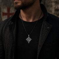 Collier de l’Archange Gardien en argent 925 sterling porté par un homme en tenue noire