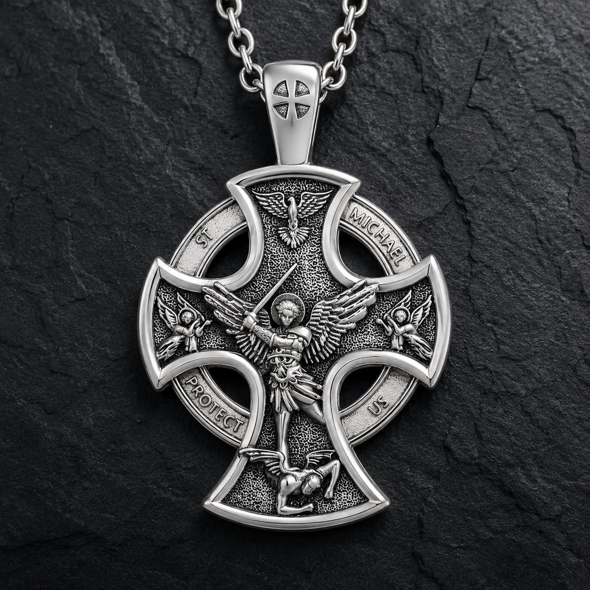 Collier de l’Archange Gardien en argent 925 sterling sur fond anthracite sombre