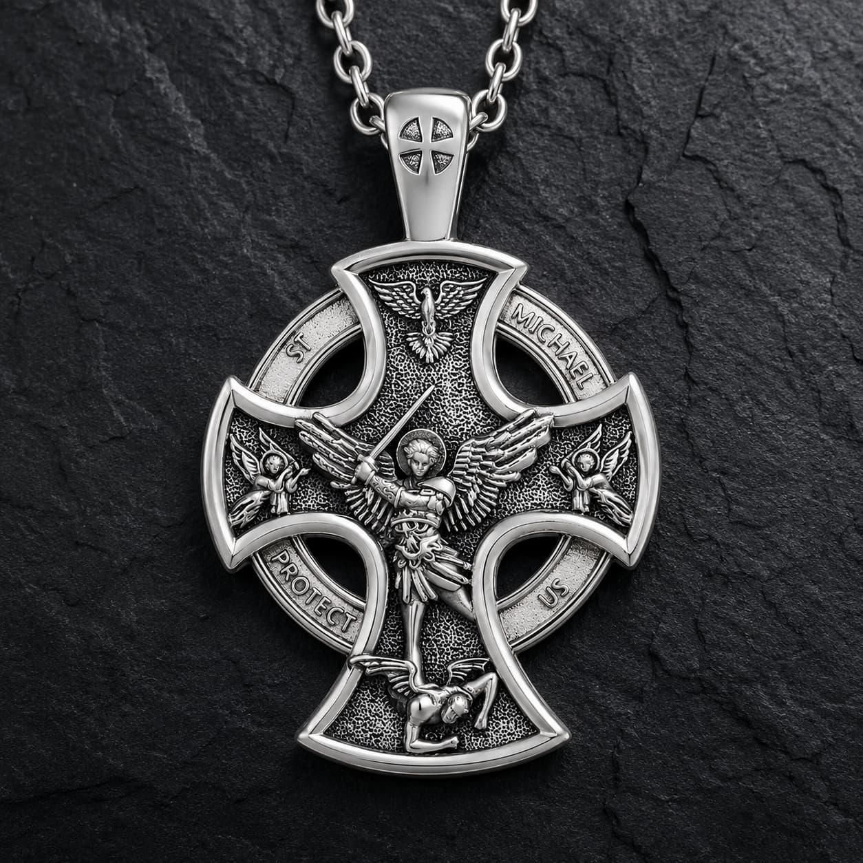 Collier de l’Archange Gardien en argent 925 sterling sur fond anthracite sombre