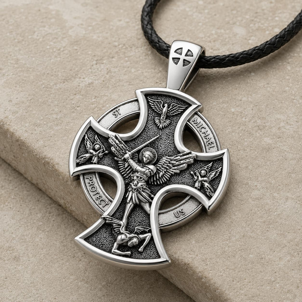 Vue angle du Collier de l’Archange Gardien en argent 925 sterling sur pierre médiévale claire