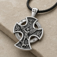 Vue angle du Collier de l’Archange Gardien en argent 925 sterling sur pierre médiévale claire