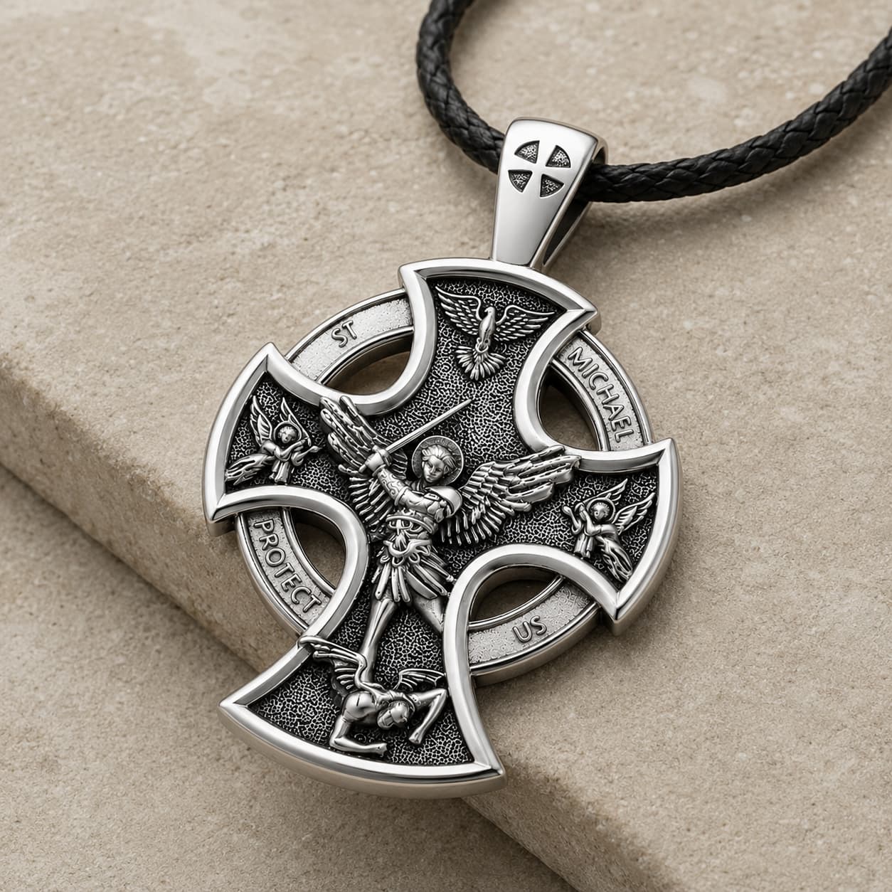Vue angle du Collier de l’Archange Gardien en argent 925 sterling sur pierre médiévale claire