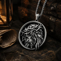 Collier de l’Espoir du Christ en acier inoxydable présenté dans une ambiance médiévale avec bois ancien, parchemin et lumière chaude.