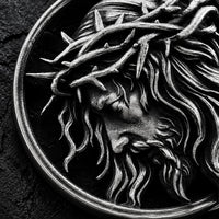 Gros plan du médaillon du Christ couronné d’épines du Collier de l’Espoir du Christ en acier inoxydable.