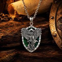 Collier de l’Illumination de l’Archange en argent 925 sterling présenté dans une ambiance médiévale avec bois ancien, parchemin et lumière chaude