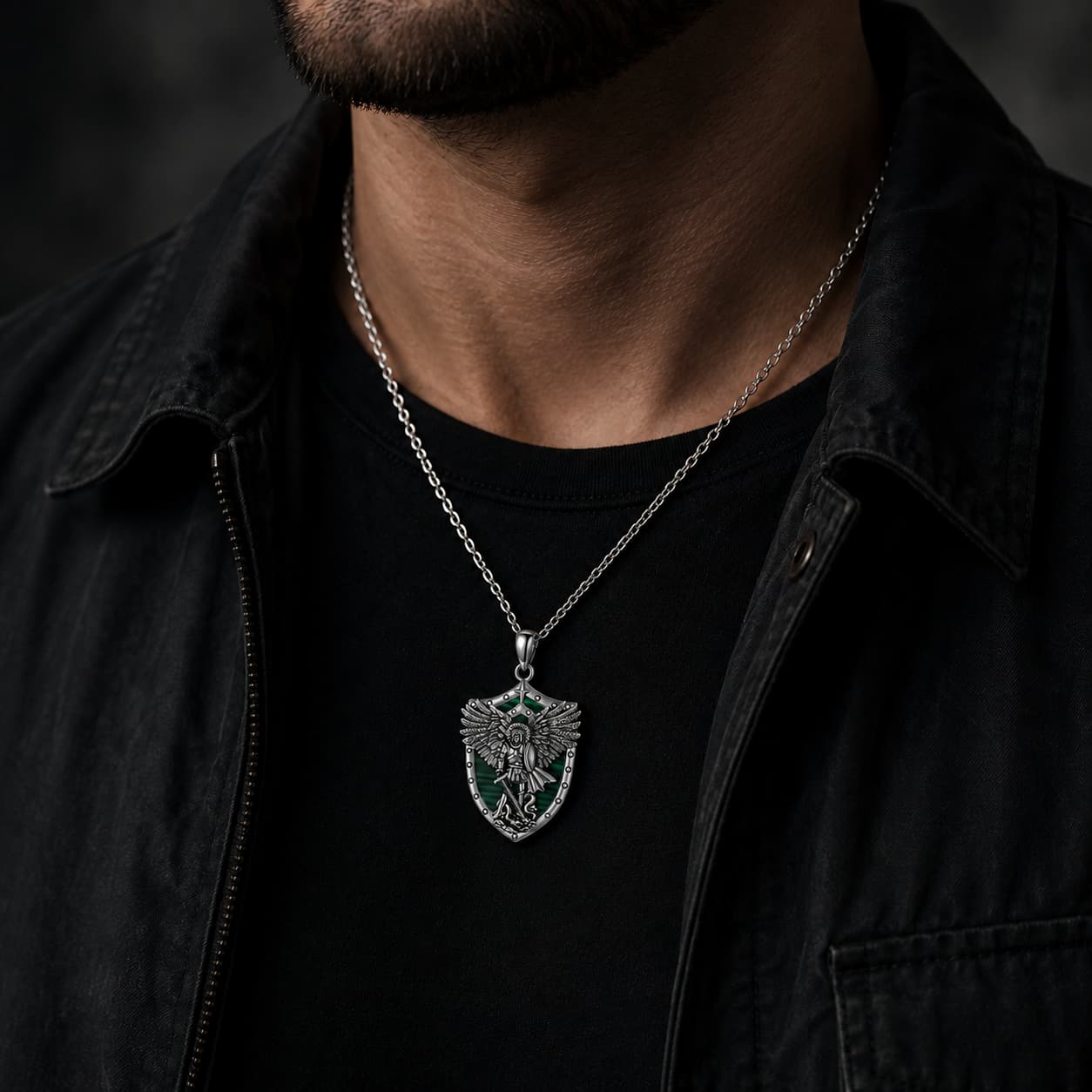 Homme portant le Collier de l’Illumination de l’Archange en argent 925 sterling avec tenue noire et veste sombre