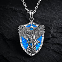 Variante bleue du Collier de l’Illumination de l’Archange en argent 925 sterling avec pendentif bouclier sur fond anthracite