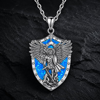 Variante bleue du Collier de l’Illumination de l’Archange en argent 925 sterling avec pendentif bouclier sur fond anthracite